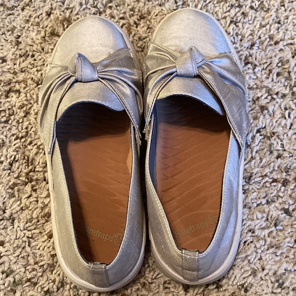 Baretraps Britta Twist Bow slip on casual sneaker Flats Size 6.5 metallic beige